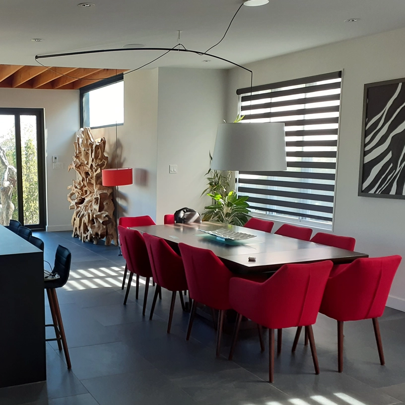 Intérieur contemporain rénové avec table en bois et éclairage suspendu